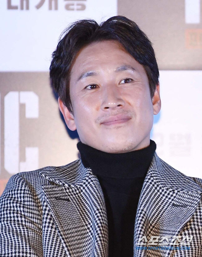 Lee Sun Gyun, who was suspected of Drug Oral administration, was arrested and turned into a suspect in the police, and Lee Sun Gyun often came to the nightlife pub known as Drug Oral administration place.A Nightlife official, known as Lee Sun Gyuns Drug Oral administration site, said in an interview with JTBC on the 23rd, I really do not know what I did in the previous store, but I often came to the previous store.I dont know whats going on in the room. Something bigger could blow up.Earlier, IncheonMetropolitan Police Service arrested three people, including Lee Sun Gyun, who was an inmate, on suspicion of Drug Oral administration.On the same charge, he arrested a female employee in her 20s who was working at Nightlife, where she reportedly exchanged about 10 phone calls with Lee Sun Gyun.Lee Sun-gyun has been suspected of Oral administration of cannabis and other drugs at his home in Seoul since the beginning of this year.The remaining five of the eight known to have been drugged together are still in the process of being interrogated, including a juggler with a drug conviction and an aspiring singer.They are suspected of Oral administration of Drug several times in Seoul Gangnam District Nightlife and residence this year.Police obtained information about drug distribution in Gangnam District Nightlife last month and obtained information about them in the process of Susa.Currently, three people are arrested in Gangnam District Nightlife, and five people, including chaebol third generation and aspiring singer, are under arrest.Police will soon call Lee Sun Gyun and others as suspects to check whether Drug Oral administration is in place and investigate specific details.In particular, it is expected to investigate allegations related to Drug Oral administration, such as whether the drug remains in the body through urine or hair tests.Police are also expanding Susa by seeing Lee Sun Gyun as an oral administration of various kinds of drugs as well as hemp.In addition, Lee Sun Gyun has recently been sued by the lawyer for suing prosecutors for alleged involvement in the Drug Event, saying that he was threatened with the Drug Event and tore up 350 million won.As Incheon Prosecutors Office transferred Lee Sun Gyuns accused blackmail event to IncheonMetropolitan Police Service on the 23rd, the blackmail event was also taken by the police.