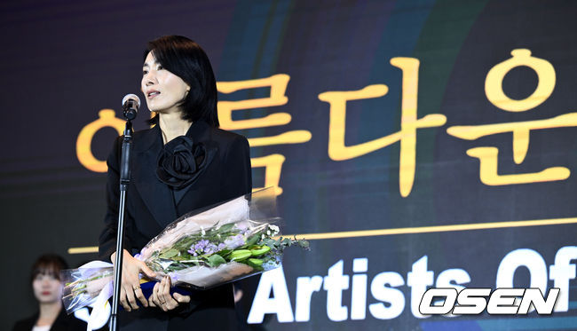 Actor Lee Soon-jae, Lee Jung-jae, Jo In-sung, Kim Seo-hyung and Movie director Im Kwon-taek were selected as beautiful artists.Actor Lee Sun Gyuns drug issue is a noisy news these days.On the 24th, The 13th Beautiful ArtMudra awards ceremony was held at Seoul Godeok-dong Stage 28.This is the year of the founding of the shin young-kyunArt Cultural Foundation in 2011, and at the end of each year, a total of KRW 100 million (KRW 20 million each) It is a festival to award prizes and plaques.Lee Jung-jae, who started acting in 1993, has worked in more than 40 films including Young Man, Maid, Tankan, Assassination and TV drama Hourglass.Above all, he won the Emmy Award for Best Actor in last years Netflix  ⁇  Squid Game  ⁇  and directed the development of Korean MovieArt as the director of Movie  ⁇  Hunt  ⁇ .Lee Jung-jae, who was selected as a MovieArtMudra Winner, is always impressed, always warm, deeply resonant and enlightened when he comes to the awards ceremony.I am honored to receive such a big prize. I thank the people who judged me and expressed my overwhelming feeling.Lee Soon-jae took the trophy for the PlayArtMudra category. He made his debut in 1956 with Play Beyond the Horizon and became a living legend who acted as a movie, TV drama and play actor.Especially in this years Play King Lear performance, he overcame the age of 89 years old and poured passionate smoke for 3 hours and 20 minutes and received praise from the players and audiences.Lee Soon-jae, who was on stage, said, I have been acting for 67 years. I have not won a prize. It was the last time I received the 2nd Korean PlayArt Award and the 76th Art Mudra.I was able to stand here as a result of my efforts that I would be able to receive an award someday even if I could not. I smiled, saying that I received a beautiful and rewarding award.From the first Kim Hye-ja to last years singer Hae Chun-hwa, the honor of Good People ArtMudra, given to leading entertainers, went to Jo In-sung.Despite the busy schedule, it is an icon of good deeds such as helping children in Seoul Asan Hospital for 12 years, supporting activities for the treatment of rare diseases in children, and supporting the construction of schools in poor areas of Tanzania in Africa.Jo In-sung said, Service and donation started from a selfish mind. It is easy to get money, so why do not you take out the poison of money, and then the blessing comes. I started to donate.I heard that if the poison is used well, it becomes a medicine. It seems to be a good medicine and returned to a big prize.Movie  ⁇  Kim Seo-hyung, who recently won the Best Actress Award for Best Actress in a Vinyl House, became an independent MovieArtMudra winner.He admired the judges, seniors and the beautiful ArtMudra, which was the 13th time, and was applauded for his impression that he would show it well in the field in the future.On the other hand, the shin young-kyunArt Cultural Foundation, which hosts and organizes the beautiful ArtMudra, was established in January 2011 and has been conducting scholarship projects to support the tuition of art children twice a year in the second half of each year, Movie production support projects, and childrens movie experience education projects, which are the future of Korean movies.