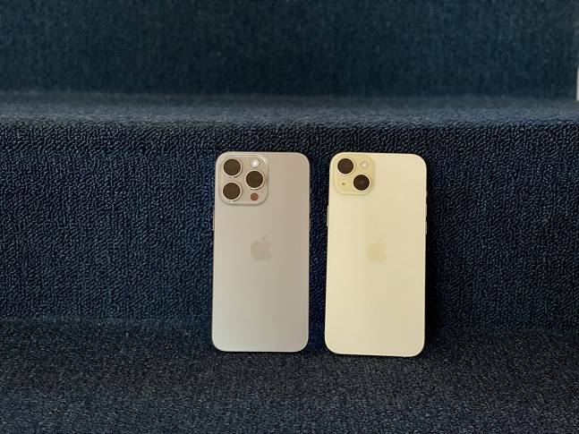 아이폰15 프로 맥스(왼쪽), 아이폰15 플러스 /사진=백유진 기자 byj@