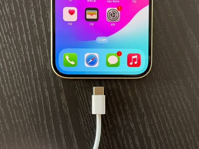 아이폰15 시리즈는 모두 USB-C 타입이 적용돼 있다./사진=백유진 기자 byj@
