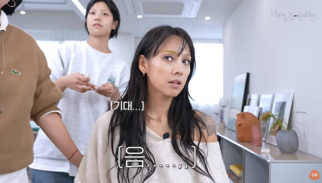 Singer Lee Hyori recently revealed that it was Jasins choice as she revealed the Make up shop that gave her a humiliation shot: Superstars embrace shone through.On the 24th channel Hongs Make up Play, Hyori is here ~ Why are you doing well? The video was posted.In the video, Lee Hyori, who found a long-time acquaintance, the shop director, is receiving a make-up.The shop recently gave Lee Hyori a make-up on the day of the humiliation photograph, which was baptized by fans asking him to change the shop right away.Lee Hyori has been making up for 20 years of friendship.Lee Hyori said, I feel a gap when I work again. I am not the woman I saw on Instagram yesterday. My husband also asked me to bring her yesterday. Make up today wants to challenge something new.I want to be captivated by mature, sophisticated yet relieved, but I want to catch up. Feelings I need feelings like Ghana chocolate. My eyes are smoky, but my skin is slightly upgraded, he said. I got a make-up from a New Gens Make-up person yesterday. I work with a little different friends every time I shoot a fortress.I take their tips and share them with my longtime staff, he added.Actually, I asked for a reservation for the person in charge of New Gens, but the company forgot. Thats why I urgently contacted my older sister, whom I knew for a long time.Lee Hyori said, Walter Sisulu has unnatural feelings and there is a conflict, he said. I have a very tangible face. He said, I was Botoxed in my early thirties.If you laugh, your eyes will disappear, but it will not go away. It is strange. I am still worried about getting hit again. My song Miss Korea has lyrics saying that if I get pretty, I will do anything, but now I feel a little bit of remorse.In the meantime, Lee Hyori, who pursues naturalism, recently confessed that he received Walter Sisulu.Lee Hyori said, Recently, I have never been to a dermatologist, and I received Rijuran a week before the CF shooting as a courtesy to AD states. It is said that it is the most effective, but the skin is pecked enough to cause phobia.I wanted to see if it worked, but it seems to be getting a little better. I do not know if I got a camera massage because I came to Seoul these days. Lee Hyori, who caused the syndrome in the second half of 2000, was distressed as a fashionable Superstar. She said, I recently went to Itaewon, and although the fashion is now fashionable, there is a slight difference.We had a beautiful impression and followed it, but the fortress seems to have more jasin than to follow someone like a friend who is a clown, a friend of Kurt Chin. We were originally inspired by foreign countries, but nowadays it seems to be inspired by Korea, he said. I am a Jeju Island person, so I am stimulated only by Seoul.Lee Hyori, who appeared on the channel for the first time in five years, said, Were all old. Lets face it, old people can be attractive.However, Young friends do not tee when they are a little tough. When they do not have a toughness, they tee. Now it is late.I think it is impossible to do things that are not natural, Walter Sisulu said.As for the satisfaction with the recent music video for the new song, he said, Actually, it feels like I did not do anything. It seems to be over. In the past, I wore dozens of clothes and spent two or three nights in the movie.This time, I shot my new song with a make-up, style, and two clothes. I think its time for my position to be relieved now, but people can say Im bored.Lee Hyori, who is on Jeju Island and sees the beauty of Seoul, pointed out that the smoky style is different from what Jasin thought, saying, Is it a lion make up? Is it a panda?He said, You have to be alive.Lee Hyori said, I have to keep my house because I go to Seoul. But I am happy to be DJing on the weekend.Lee Hyori, who recently stood at the VIP premiere of the movie Chun Ph.D. on the photo wall, said, I did not plan to shoot the photograph, so I went to the basic makeup and lip at home, but the photograph came out cleanly. It was hard because I got too many contacts with the basic cosmetics brand. Lee Hyori, who ordered Eyebrow in yellow on the day, said, I do not think fans will like it today, but laughed at the director, You should take the Yellow Eyebrow comment.Lee Hyori said on his best friend Jung Jae-hyungs YouTube, I have to come back and boldly get out of the problem, but the stylist and Make up artist are all old. I am 20 years old with me. I am worried about changing the staff into young people.Its a dilemma. Its not a problem because the staff members with me are old, but they know me so well that its hard for me to say, Lets do something else. 