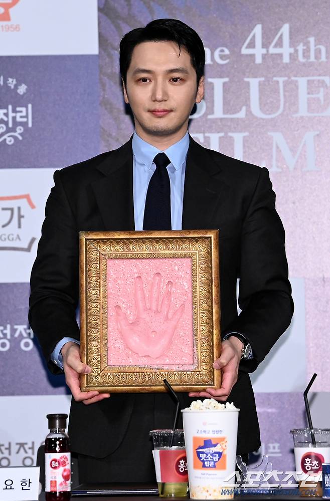 제44회 청룡영화상 핸드프린팅이 25일 여의도CGV에서 열렸다. 이날 핸드프린팅 행사에는 지난해 열린 제43회 청룡영화상 수상자 박해일, 변요한, 오나라, 김동휘, 김혜윤이 참석했다. 핸드프린팅과 함께 포즈를 취한 수상자들의 모습. 여의도=허상욱 기자wook@sportschosun.com/2023.10.25/