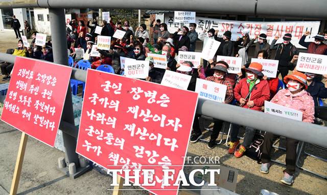 'SRF 열병합발전소 설치 반대 대책위원회'와 주민들은 이날 인근 부대 앞에서 집회를 열고, 당일 입대하는 장병과 그 가족들에게 인근 SRT소각장으로 인한 주민 피해를 알리며 지자체 및 기관의 대책 마련을 요구했다.