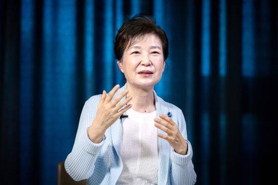 지난달 더중앙플러스와 회고록 인터뷰를 하던 박근혜 전 대통령의 모습. 권혁재 사진전문기자