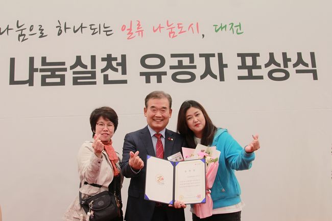 Singer Lim Young-woongs fan club Heroic Age Weed Hero FestivalSejong was honored with the prize at the Festival Retrieval Community Chamber 2023 Praxis meritorial person phocid formula.Festival Retrieval Community Chamber (Chairman Yoo Jae-wook) held 2023 Praxis Meritorious Person Phocide Formula at Daedeok Hall, Chungnam National University on March 19 at 3 pm.Praxis meritorial person phocid formula is an event that expresses gratitude to individuals, corporations and organizations who Praxis Neighbor love through active sharing Praxis and volunteer activities.In this phocid formula, 43 Praxis Meritorious Persons were awarded the Festival Market Award (9 individuals, 5 institutions), Festival City Chairperson Award (3 individuals, 2 institutions), Festival City Superintendent Award (3 individuals, 1 school) and Festival Retrieval Fundraiser Award (13 individuals, 7 institutions).The Heroic Age Weed Hero FestivalSejong, which received the award on this day, was awarded the Festival Prize Retrieval Fund (organization) Award for Praxis every year for the underprivileged.Yoo Jae-wook, chairman of the Retrieval Community Chamber, said, I am deeply grateful to all the donors who have contributed to the spread of the communitys sharing culture with a warm heart every year and to those who are suffering in the field. I will try to make a first-class sharing city, Festival, which is one of sharing. heroic age