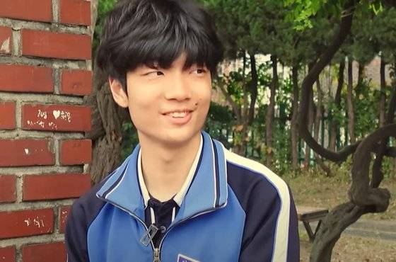 마치 공중부양을 하는 것처럼 보이게 빠르게 발재간을 하는 춤, 이른바 '슬릭백'으로 틱톡에서 2억뷰의 조회 수를 기록한 대구 용산중학교 3학년 이효철 군. 사진 유튜브 '근황올림픽' 캡처