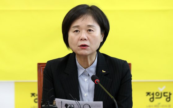 이정미 정의당 대표가 지난 23일 서울 여의도 국회에서 열린 상무집행위원회에서 발언을 하고 있다. 뉴시스