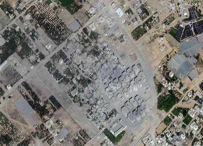 26일(이하 현지시각) 로이터통신에 따르면 이스라엘 지상군이 밤새 비교적 대규모로 팔레스타인 가자 지구에 폭격을 가했다. 사진은 지난 21일 가자 지구 북부 지역이 이스라엘군의 폭격으로 인해 파괴된 모습. /사진=로이터