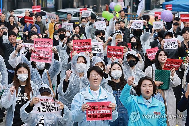 전세사기·깡통전세 문제해결을 위해 (서울=연합뉴스) 홍해인 기자 = 전세사기·깡통전세 피해자 전국대책위원회 주최로 14일 오후 서울 종로구 보신각 앞에서 열린 '전세사기 피해자 집중 집회' 참가자들이 팻말을 들어보이며 구호를 외치고 있다. 2023.10.14 hihong@yna.co.kr