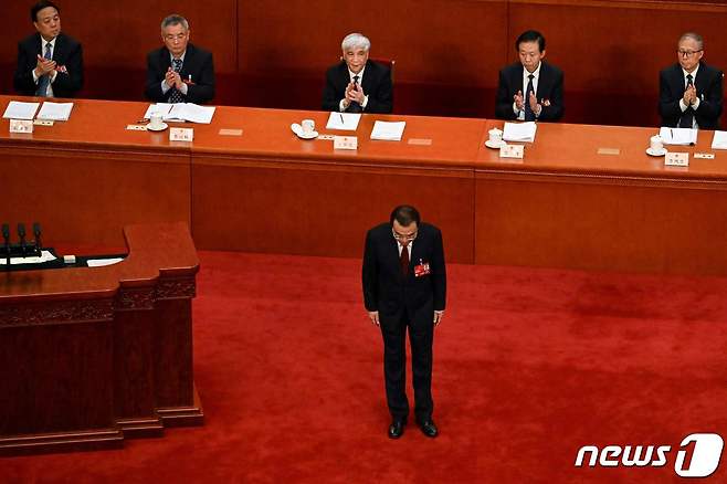 리커창 전 총리가 지난 3월 베이징 인민대회당에서 열린 전인대 개막식에 참석해 업무 보고를 마친 뒤 작별인사를 하고 있다. ⓒ AFP=뉴스1 ⓒ News1 우동명 기자