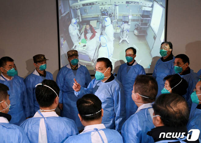 리커창 전 중국 총리가 2020년 1월 베이징 지인탄 병원을 방문하는 등 코로나 방역을 진두지휘하고 있다. ⓒ 로이터=뉴스1 ⓒ News1 박형기 기자