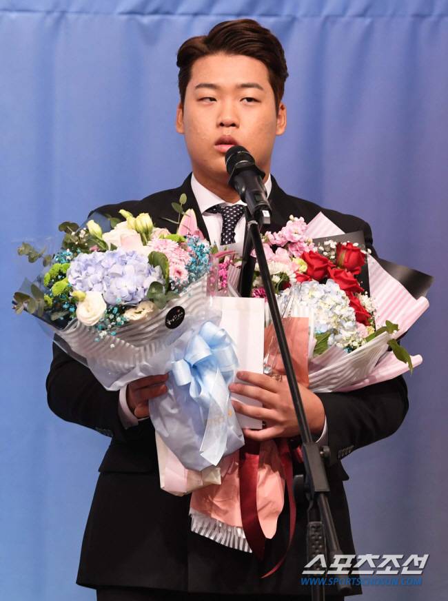 2018 일구상 시상식이 7일 오전 서울 리베라호텔에서 열렸다. 시상식에서 신인상을 받은 kt 강백호가 인사말을 하고 있다.
김경민 기자 kyungmin@sportschosun.com /2018.12.07/