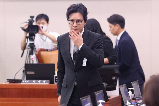 가수 겸 배우 김민종 KC컨텐츠 공동대표가 26일 서울 여의도 국회에서 열린 국회 산업통상자원중소벤처기업위원회의 산업통상자원부 국정감사에 출석해 증인 선서문을 제출한 뒤 자리로 돌아가고 있다. <연합뉴스>