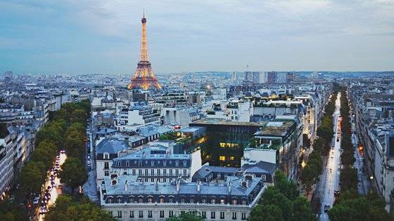 해가 저물고 에펠탑에 조명이 켜지면 파리의 화려한 밤이 시작된다.