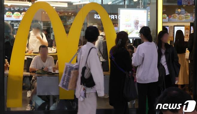 (서울=뉴스1) 이동해 기자 = 햄버거 프랜차이즈를 이용할 때 1인당 평균 1만700원을 사용하는 것으로 조사된 15일 서울 시내의 한 햄버거 프랜차이즈에서 시민들이 키오스크를 이용해 주문하고 있다. 한국소비자원은 올해 1월 이후 노브랜드 버거, 롯데리아, 맘스터치, 맥도날드, 버거킹, KFC 등 6개 프랜차이즈 업체를 이용해본 소비자 1천800명을 대상으로 온라인 설문조사를 진행한 결과 이같이 확인됐다고 이날 밝혔다. 2023.9.15/뉴스1 Copyright (C) 뉴스1. All rights reserved. 무단 전재 및 재배포 금지.