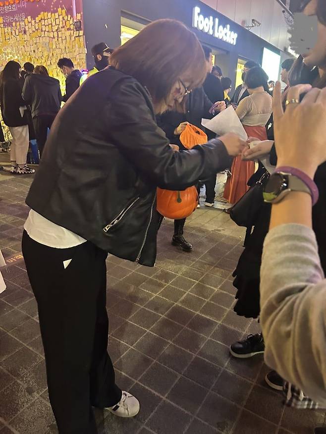 이태원 참사 1주기를 하루 앞둔 28일 시민대책회의 관계자들이 '기억과 안전의 길' 입구에서 기념품을 나눠주고 있다. 사진=강명연 기자