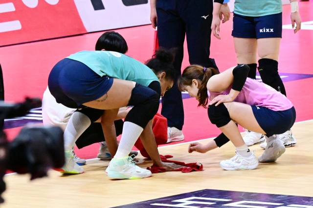 5세트 실바가 두 손으로 직접 코트의 땀을 닦고 있다 /한국배구연맹.