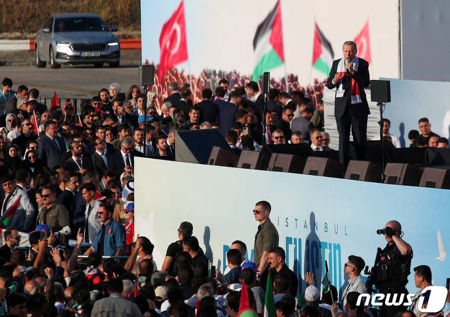 28일(현지시간) 튀르키예 이스탄불에서 레제프 타이이프 에르도안 대통령이 팔레스타인을 지지하는 집회에 참석해 연설하고 있다. 군중들은 튀르키예 국기와 팔레스타인 국기를 모두 들고 있다. 2023.10.29/ ⓒ 로이터=뉴스1 ⓒ News1 권진영 기자