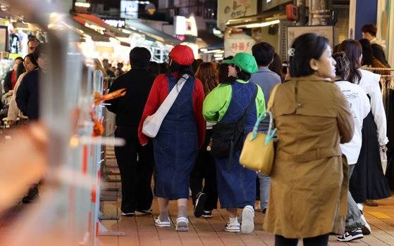 핼러윈 데이를 앞둔 지난 27일 서울 마포구 홍대거리가 시민들로 붐비고 있다. 뉴스1