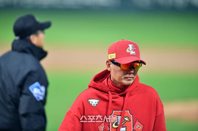 김원형 감독이 심판에 어필을 한 후 더그아웃으로 향하고 있다. 강영조기자 kanjo@sportsseoul.com