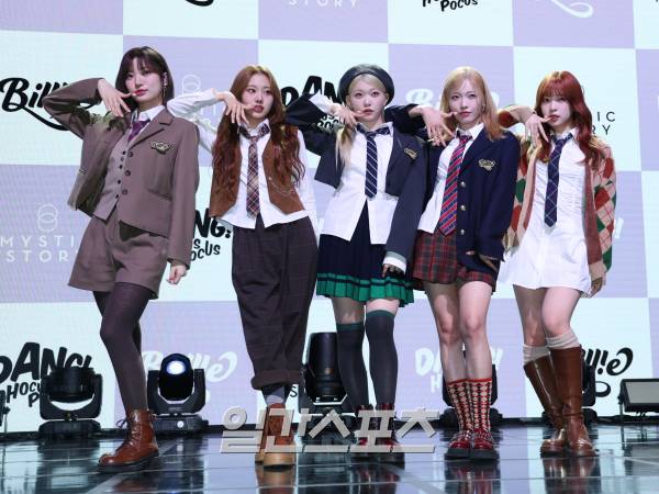 빌리(Billlie) 시윤, 션, 츠키, 하람, 하루나가 23일 오전 서울 마포구 신한pLay 스퀘어에서 열린 싱글 1집 'side-B : memoirs of echo unseen(사이드-비 : 메모얼스 오브 에코 언씬)' 발매 기념 쇼케이스에 참석해 포즈를 취하고 있다. 첫 싱글 앨범에 각 곡의 영어 트랙을 추가하여 글로벌 패들과의 연결성을 한층 강화했고, 그동안 선보여왔던 다양한 이야기들의 얼개를 이번 작품을 통해 집약하여 풀어냈다. 서병수 기자 qudtn@edaily.co.kr /2023.10.23/