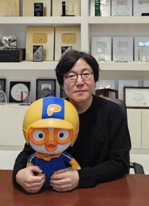 뽀로로 기획자인 최종일 아이코닉스 대표가 뽀로로 캐릭터 인형을 안고 있다. (아이코닉스 제공)