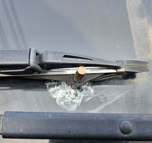 차량 유리창에 박힌 총알의 모습. (사진=포천경찰서)