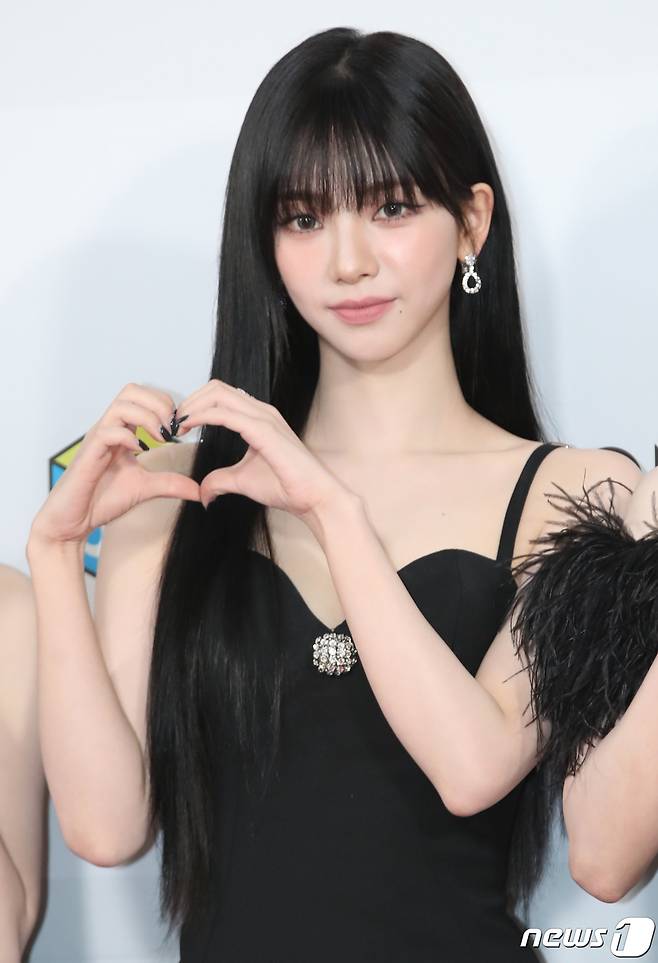 에스파 카리나가 10일 오후 인천 남동구 소래로 인천남동체육관에서 열린 '2023 더팩트 뮤직 어워즈'(2023 TMA) 레드카펫 행사에 참석해 포즈를 취하고 있다. 2023.10.10/뉴스1 ⓒ News1 권현진 기자