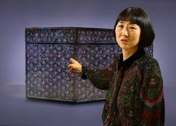 일본에 있던 ‘나전국화넝쿨무늬상자’를 환수한 강혜승 국외소재문화재재단 유통조사부장이 고려 나전의 특징을 설명하고 있다. 김현동 기자