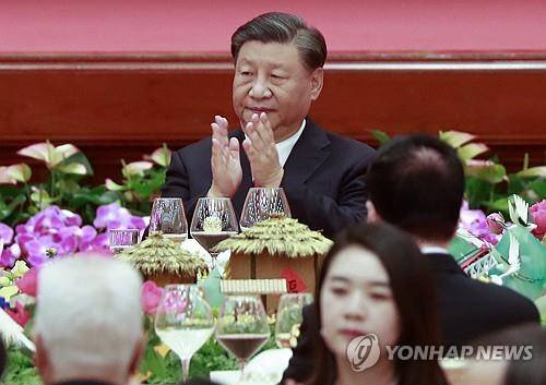 박수하는 시진핑 (베이징=연합뉴스) 한종구 특파원 = 시진핑 중국 국가 주석이 28일 오후 중국 베이징 인민대회당에서 열린 국경절 리셉션에서 손뼉을 치고 있다. 2023.9.28
jkhan@yna.co.kr