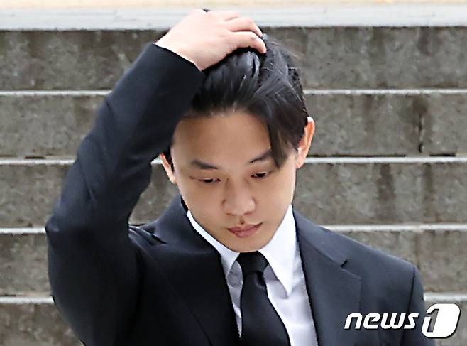 약 상습 투약 혐의를 받는 배우 유아인(본명 엄홍식)이 21일 오전 서울 서초동 서울중앙지방법원에서 열린 구속 전 피의자심문(영장실질심사)에 출석하고 있다. 2023.9.21/뉴스1 ⓒ News1 박정호 기자