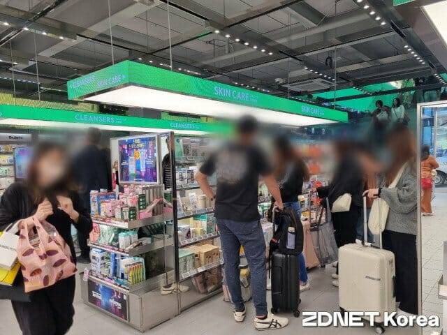 CJ올리브영 명동타운에서 쇼핑 중인 외국인 관광객