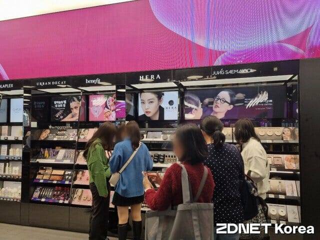 CJ올리브영 명동타운에서 쇼핑을 즐기고 있는 외국인 관광객들