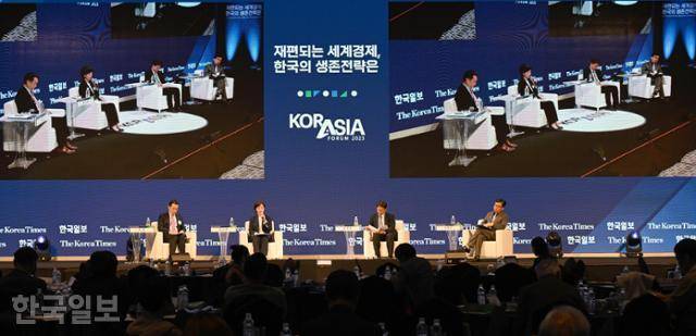 허윤(왼쪽부터) 서강대 국제대학원 교수, 김수완 한국외대 중동이슬람전략 교수, 김정곤 대외경제정책연구원 인도남아시아팀장, 서정인 전 주아세안 대사가 2일 서울 용산구 드래곤시티호텔 한라룸에서 열린 ‘2023 코라시아 포럼’에서 '한국의 경제협력 전략: 시장을 넓혀라'를 주제로 대담하고 있다. 왕태석 선임기자