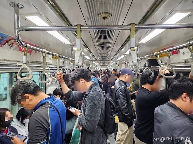 2일 오전 서울 지하철 7호선 건대입구역 부근에서 지하철에 탑승한 시민들. /사진=김온유 기자