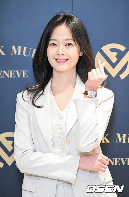  ⁇ Running Man ⁇ s Eternal Battle, actor Jeon So-min finished his last recording last week.Two years after Lee Kwang-soos disjoint, attention has been focused on how the  ⁇ Running Man ⁇ , which has been subjected to member changes again, will change.Jeon So-mins disjoint was announced on the 23rd.Jeon So-min agency King Kong by Starship announced that actor Jeon So-min will be disjointed from SBS  ⁇  Running Man  ⁇  for the last time on October 30th.Jeon So-min, who has been a member of Running Man for six years, decided to leave the program after a deep worry.Jeon So-min joined Yang Se-chan as a new member of Running Man in 2017, but some haters have asked him to disjoint because he is not a member of the first year.However, in  ⁇ Running Man ⁇ , Jeon So-min showed a perfect chemistry with members by showing all-around performance to and from dealers and tankers.Jeon So-min leads the program with Yang Se-chan and Love Line, Ji Suk-jin with the weakest line, Haha with Chodin Chemie, Song Ji-hyo with the sisters, Yoo Jae-Suk and Kim Jong-kook.After disjointing from  ⁇ Running Man ⁇ , Jeon So-min will take a moment to recharge and stand in front of the public with activities such as acting.While Jeon So-min was active in  ⁇ Running Man ⁇ , she appeared in various works such as tvN  ⁇ Cross  ⁇ ,  ⁇ Top star  ⁇ Ubaek  ⁇ , Channel A  ⁇ Show window: Queens house  ⁇ , and JTBC  ⁇ Cleanup  ⁇ .Jeon So-min, who will return after leaving the weekend entertainment and having time to recharge, is looking forward to the show.In particular, when Lee Kwang-soo disjointed in 2021, the last episode (June 13) recorded 6% of viewership, and no viewership exceeded 6% until the last broadcast in 2021.Before Lee Kwang-soo disjoint,  ⁇ Running Man ⁇  maintained an average of 6% and had a maximum audience rating of 7%, but dropped to 5% after disjoint, and now maintains 3 ~ 4%.It is also an opportunity to create a new version through the recruitment of a new member.In fact, as Gary disjointed and Yang Se-chan and Jeon So-min joined,  ⁇  Running Man ⁇  was younger in average age and was able to play in various formats.Immediately after joining the two,  ⁇  Running Man ⁇  kept the first place in the 2049 audience rating in the same time zone, and the highest audience rating per minute rose to 10%.If the new member joins naturally, it could be a turning point in the Running Man  ⁇ , which has been broadcasting for 13 years this year.However, until this year, there will be no new members after the disjoint of Jeon So-min.  ⁇  Running Man ⁇  officials have not yet decided on a successor to  ⁇ Jeon So-min.For the time being, Yoo Jae-Suk, Ji Suk-jin, Kim Jong-kook, Haha, Song Ji-hyo and Yang Se-chan will be recorded in six-member system.The production team is also deeply concerned about alternative members, but the probability of continuing broadcasting with a six-member system seems low. ⁇  Running Man ⁇  went on without a successor even after Lee Kwang-soo disjointed in 2021, and as Jeon So-min was dropped, there is growing concern about member sex ratio.However, as members change, the worries of the production team are likely to grow.In the case of Yoo Jae-Suk, Ji Suk-jin, Kim Jong-kook, Haha, and Song Ji-hyo, joining the new member is more cautious because they have been running  ⁇  Running Man ⁇  for 13 years from 2010.Yang Se-chan, Jeon So-min After picking up a new member, it may be as bad as it was at the time of joining, especially because it is difficult to predict breathing with members in the first year.As a result, it is unclear whether additional recruit members will become women, one, or several.Lee Kwang-soo in 2021 and Jeon So-min in 2023, how will the  ⁇  Running Man ⁇ , which has been disjointed and waved, will make a new edition? Viewers are gathering attention.DB, SBS, Song Ji-hyo SNS