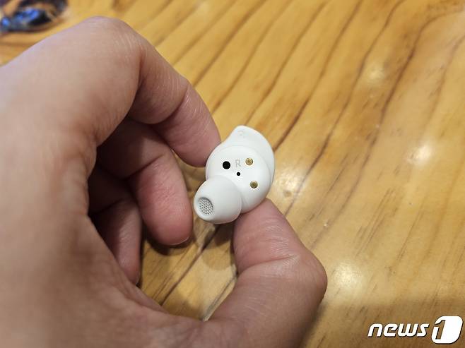 3년 만에 '윙팁' 디자인이 적용된 '갤럭시버즈 FE'. 2023.11.03. 오현주 기자