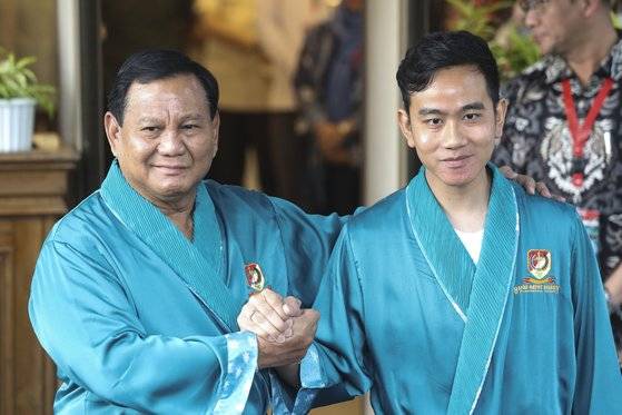 인도네시아 대통령 후보 프라보워 수비안토(왼쪽)와 그의 러닝메이트인 부통령 후보 기브란 라카부밍 라카가 지난달 26일 인도네시아 자카르타에 있는 육군병원에서 대통령 후보 필수 건강검진을 받기 전에 기자들에게 인사하고 있다. EPA=연합뉴스