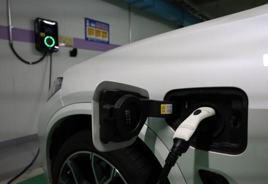 지난달 29일 서울 시내 한 전기차 주차장에 차량이 주차돼 있다. 연합뉴스