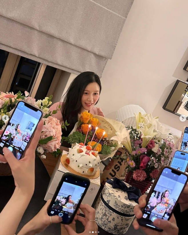 Thanks for all your blessings with love, Lee Da-in wrote on May 5.At the same time, he released photos and videos of his staff celebrating his birthday.Lee Da-in recently announced the news of her pregnancy with her husband, singer Lee Seung-gi. Lee Da-in agency 9 Ato Entertainment said on the 1st, A precious life has come to Lee Da-in actor. Lee Da-in actor is preparing to bless his health and stability first in February next year. Lee Seung-gi and Lee Da-in started their public devotion in May 2021. The two men married at the Grand Intercontinental Seoul Parnas Hotel in Samseong-dong, Gangnam-gu, Seoul this April.On the other hand, Lee Da-in is taking the role of friend Kyung Eun Ae of Yu Gil-chae (An Eun-jin) in MBC drama Lovers which is popular recently.