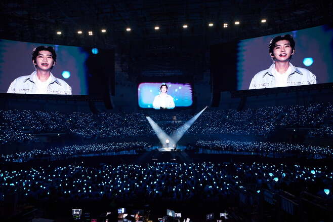 Singer Lim Young-woong has taken control of KSPO DOME with azure all over it.The 2023 Lim Young-woong National Tour Concert  ⁇ IM HERO ⁇  (Im Hero) Seoul performance was held at KSPO DOME from October 27 to 28, 29 and November 3 to 4, 5.At the Seoul Concert, which opens the door to the national tour, Lim Young-woong has a 360-degree stage with a variety of songs that are still loved, such as the new song  ⁇  Do or Die  ⁇ ,  ⁇  sand grains  ⁇ ,  ⁇  rainbow  ⁇ ,  ⁇  London Boy  ⁇  , And stimulated fans with intense performances with more sophisticated visuals.As the mysterious and vast universe is the concept, the spectacular and magnificent scale, spectacular and exciting images that capture the eyes and ears of the audience at once, stage effects, band sessions and choreography feasts were outstanding, and the more elegant Lim Young-woong Concert I also emphasized.Lim Young-woongs unforgettable attitude and sense of humor captivated both young and old, and Lim Young-woong and heroic ages azure space travel led to a series of impressions and admiration.Lim Young-woong responded to fans requests for Walk the Line with a huge gift.On May 25th and 26th, 2024, Sangam World Cup Stadium will announce that everyones dreams will come true. I plan to write a new history.In addition, Lim Young-woongs consideration for heroic age did not stop.There are a lot of things to see and enjoy, such as face painting, tour commemorative stamping, sending postcards to space man resembling heroic age, life-size and photo zone, which everyone can participate in.Lim Young-woongs Deagu Concert will be held on November 24th, 25th and 26th at Deagu EXCO Dongguan, and Busan Concert will be held on December 8th, 9th and 10th at BEXCO 1st and 2nd Halls.The Daejeon Concert will be held on December 29, 30, and 31, and the Gwangju Concert will be held on January 5, 6, and 7, 2024 at the Kim Daejung Convention Center.