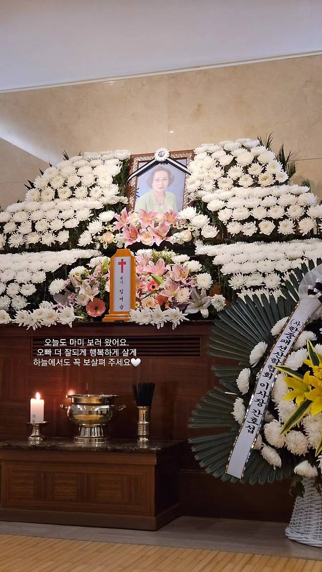 Roora Lee Sang-mins mother-in-law Lim Yeo-soon Ada Lovelace has died after a six-year battle with the disease.Roora member Chae Ri-na looked for the deceaseds Mortuary and saw the last road of the deceased, and the Miu bird side commemorated it through the video.On the 5th, Chae Ri-na wrote with a picture of Mortuary scenery, I came to see Mami today, and wrote, Please take care of me in the sky so that I can live happier and happier.Im Yeo-soon Ada Lovelace passed away early on the 4th.Ada Lovelace, who made her debut on SBS My Little Old Boy in 2017, played an active role as a Movengers.However, Lim Yeo-soon, Ada Lovelace, dropped out of the show in 2018 due to her deteriorating health. Later, Lee Sang-min said on the show that her mother-in-law has been battling dementia for six years.Lee Sang-min said, My mother was hospitalized because her brain was not good at first, but the platelet shame decreased so that she could not operate.I was discharged from the hospital after I was discharged from the hospital, but I fell down and injured my back because I could not move, so I have complications and I am still in the hospital. .Lee Sang-min said in April that her mother was in a critical condition and said bitterly, I want to do something happily together after I have paid off my debts this year, but I do not have it anymore.Last months broadcast said that her mother was suffering from dementia, which is a temporary symptom of delirium. She does not recognize me. She can not speak, she said. I can not admit that she is sick.He said, Everything depends on medical equipment. Im going to see my mom. Ill be back. He was waving at me. Is this possible? I cant lie down and do anything, but youre listening to me. I was scared.I didnt think this would be the last hello. Im very worried, he said.Lee Sang-min, who desperately hoped it wouldnt be the last hello. But sadly, mother-in-law died a month later, leaving behind a son she was so proud of.My Little Old Boy released a video of Ada Lovelace, who was healthy at the end of the broadcast on May 5, and lamented the deceased by putting the subtitle I wish for the soul of Sangmins mother, Lim Soon-soon Ada Lovelace.Lee Sang-mins mother-in-laws Mortuary was set up at the Shinchon Severance Funeral Home in Yonsei University in Seoul, and Lee Sang-min and her sister were named resident.