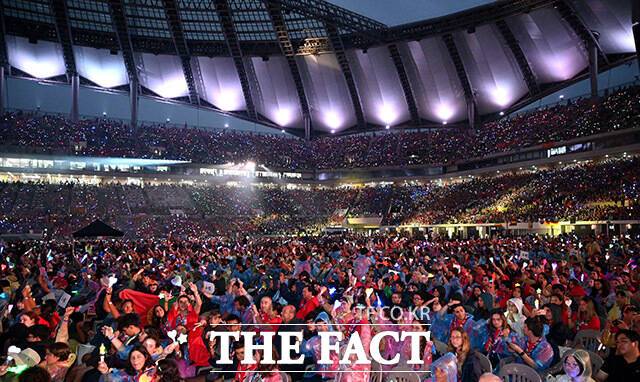 지난 8월 '2023 새만금 세계스카우트잼버리 K팝 슈퍼 라이브 콘서트'가 서울 마포구 서울월드컵경기장에서 열렸다. 해당 공연이 대중음악 전문 공연장이 아닌 축구 경기장에서 열리며 K팝의 갈 곳 없는 현실을 보여줬다. /더팩트 DB