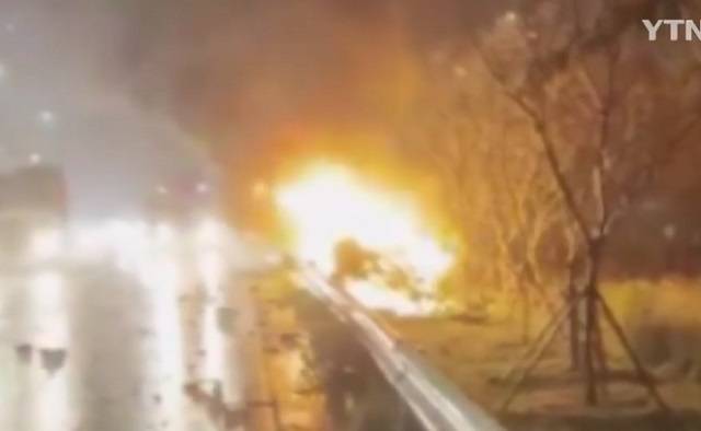 6일 오전 0시30분쯤 서울 중랑구 동부간선도로에서 발생한 차량 전복 사고. YTN 보도화면 캡처