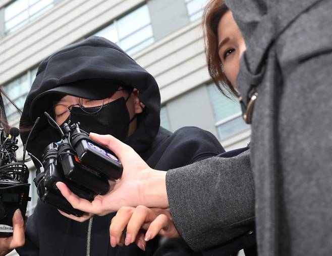 눈 감은 전청조 (서울=연합뉴스) 이지은 기자 = 전 펜싱 국가대표 남현희씨 재혼 상대로 알려진 뒤 사기 의혹이 확산한 전청조씨가 3일 오후 서울동부지법에서 열린 영장실질심사을 마친 뒤 법원을 나서고 있다. 2023.11.3 jieunlee@yna.co.kr (끝) 연합뉴스