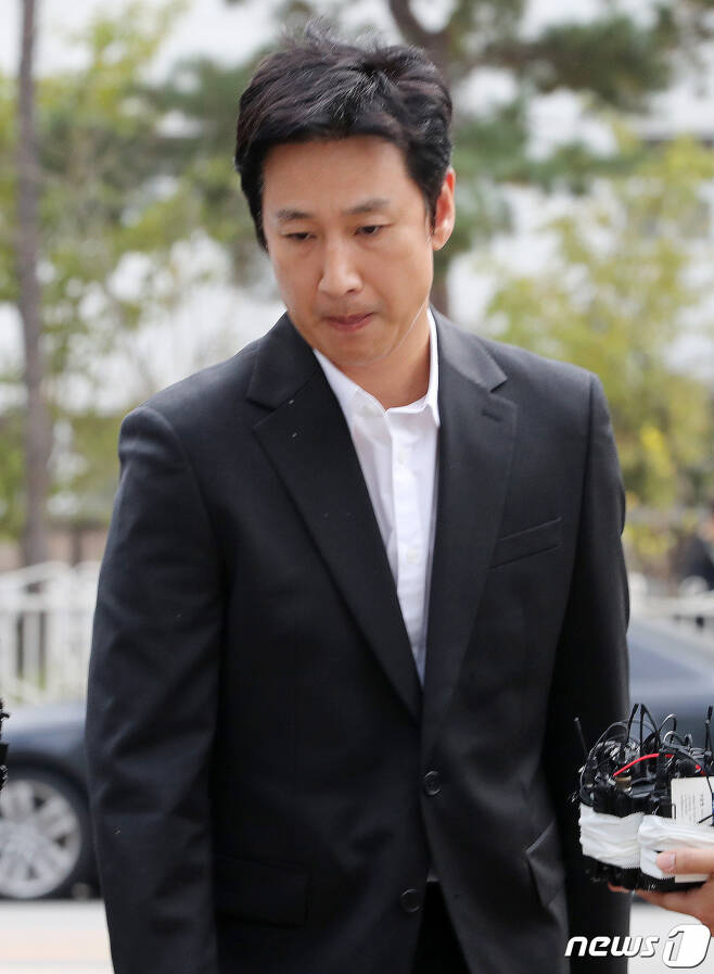 Lee Sun Gyun, who was charged with violating the Drug Management Act, was summoned for three hours at Incheon Nonhyeon Police Station on the afternoon of the 4th.As a result of the report, Lee Sun Gyun was reported to have stated in the Police that Mr. A gave me a prescription for insomnia.Lee Sun Gyuns statement is true, Lee Sun Gyun may escape criminal punishment.Lawyer Kim Yong-su, who was in charge of a number of Drug cases, said on June 6, In the case of Drug Oral administration, Susa can not be prosecuted unless it proves willfulness.Lawyer Ji-hyeok Son Soo-ho, a lawyer, said, Drug crime requires deliberation, so if you are deceived, you will not be punished.Earlier in April, high school students who were deceived by the words It helps strengthen concentration at Daechi-dong academy in Seoul were not punished.Kim said, For example, if a customer gives a drink to a president in a club, it is a business thing to eat. If a customer drinks a drink, if the boss does not know it, he can not be guilty. Even if you can not resist, it is difficult to prosecute.If there is a person who does not do a drug in a drug-playing space, he may be forcibly (injected) to report it to the police. Whether Lee Sun Gyun orally administered the actual drug is also an issue, with both Lee Sun Gyun and Police sparing words.An Incheon Metropolitan Police Agency DrugSusa official in charge of Susa said, It is not yet a step to confirm.Lawyer Kim said, Once the police investigated the witnesses statements, they may be different. It was a long time ago, and since the witnesses also took drugs, in most cases, even if they handed out the drugs at the same place, they might say, I didnt see them put them in my mouth.I have not seen Lee Sun Gyun put it directly in his mouth, and if the drug is not detected in his hair, it can not be evidence of guilt. Lee Sun Gyun has been accused of Oral administration of drugs such as hemp and psychotropic medicines at his home in Seoul, Gangnam, since the beginning of this year.Police conducted a Drug Simple Reagent Inspection for Lee Sun Gyun and commissioned the National Science Susa Research Institute to conduct precise evaluation of Lee Sun Gyuns hair, urine, and so on.It was reported that negative was found in both the simple reagent Inspection and the NPS.Based on the results of the National Police Agency, the Police believes that Lee Sun Gyun did not orally administer Drug for 8 to 10 months.However, the police are planning to continue Susa with the possibility that Lee Sun Gyun has Oral administration of Drugs 8 ~ 10 months ago, as he claimed that he was threatened by Mr. A and handed over 300 million won.In addition, Lee Sun Gyun will receive precise inspection results for other body hair, and after completing Susa, such as mobile phone forensics, Lee Sun Gyun will ask for a third attendance.