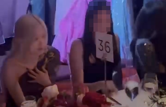 Group BLACKPINK member Rose and Samsung Lions Lee Jae-yongs daughter Lee Won-ju are caught together.On the 6th, Lee Won-ju, the eldest daughter of Rosé and Lee Jae-yong Samsung Lions, was sitting side by side with the online community.Rose and Lee Won-ju attended Italian luxury brand Guccis cultural sponsorship Event 2023 LACMA Art + Film Gala (LACMA ART + FILM) in Los Angeles on the afternoon of the 4th (local time).In the released video, the two are wearing dresses that show their shoulders coolly. Rosé first spoke to Lee Won-ju, who laughed as if she had burst into laughter at her words.The two caught the eye with a friendly atmosphere.Also next to Lee Won-ju was Lee Ji-jin, the sister of Lee Jae-yong and president of Shilla Hotel.Earlier, the three met once at the Shilla Hotel, and many speculate that Rosé may have a close relationship with the Samsung Lions family.The netizens who watched the video reported various reactions such as collapse of world view, I wonder what they would have talked about, different chemistry and they seemed to be friendly.This years event was co-chaired by Guccis new creative director, Sabato De Sarno, and Guccis chairman and CEO, Jean-Fran ⁇ ois Palus, along with LACMA co-directors Eva Chow and Leonardo DiCaprio.On the other hand, BLACKPINK, which Rose belongs to, expired its exclusive contract with YG Entertainment in August.As a result, various stories related to ReContract have been pouring out, such as Lisas rejection of the 50 billion contract offer, the index, Jennys establishment of a one-man agency, and Rosés recent meeting with Colombian record president Ron Penny, but the agency is in the process of consulting .Photos: DB, online community, YG Entertainment