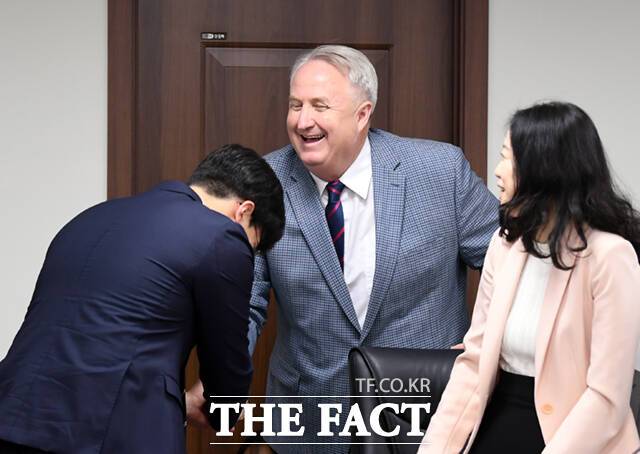 인요한 국민의힘 혁신위원장(가운데)은 전남 순천 태생의 특별귀화 1호 한국인이다. /이새롬 기자