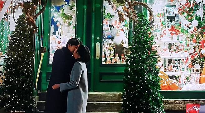 드라마 '도깨비'의 한 장면. 퀘벡의 크리스마스 용품점 '부티크 드 노엘' 앞이다./tvN