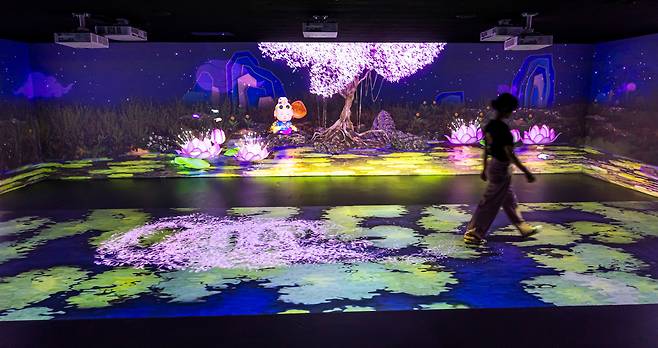 폐교가 된 옛 단양초등학교 금곡분교 교실을 미디어 아트 체험관으로 꾸민 '팝스월드 다자구 할미네'의 '신비의 대청마루'. 사방으로 신선들이 노닐던 사계절 정원이 펼쳐진다. / 이신영 영상미디어 기자